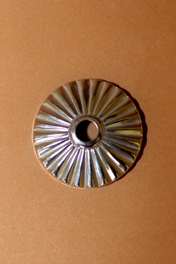 Chapa de hierro cromada entallada