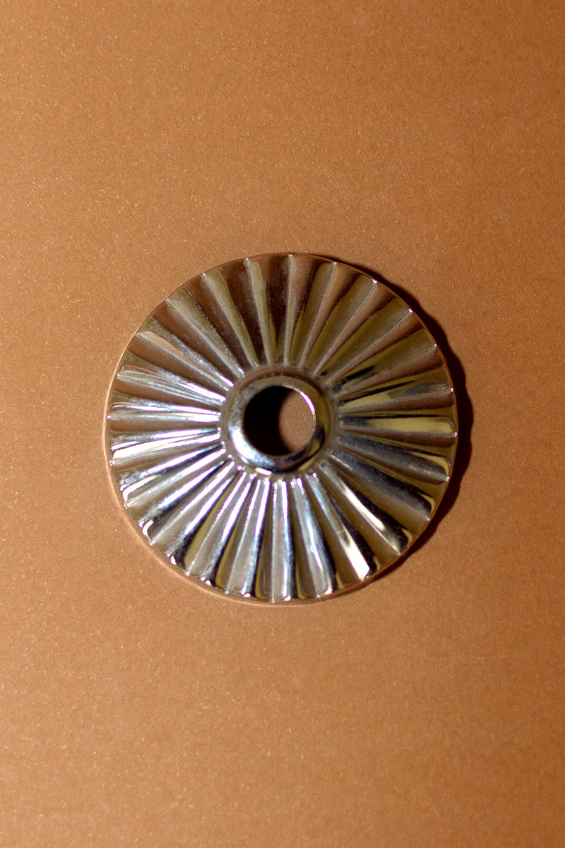 Chapa de hierro cromada entallada