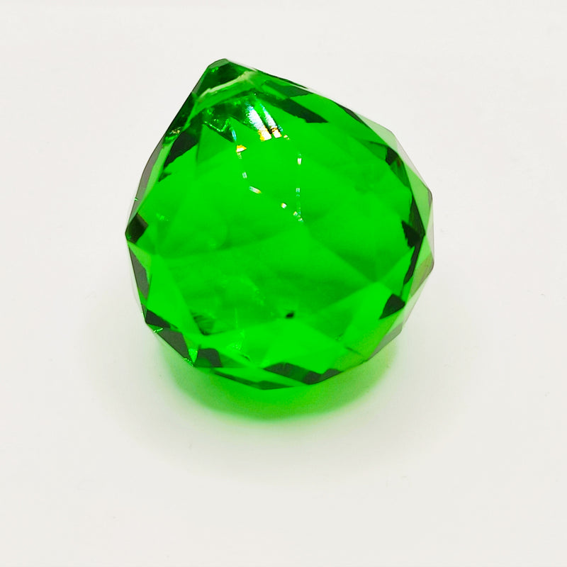 Bola de cristal facetado verde.